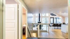 Un interior amplio con cocina, comedor y una escalera que lleva a otro nivel.
