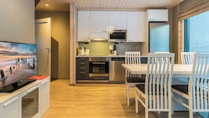 Kühlschrank, Mikrowelle, Geschirrspüler, Kochgeschirr/Geschirr/Besteck