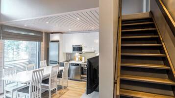 Fridge, microwave, dishwasher, cookware/dishes/utensils