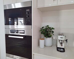 Cafetière/bouilloire, réfrigérateur, micro-ondes, plaque de cuisson