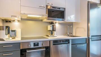 Fridge, microwave, dishwasher, cookware/dishes/utensils