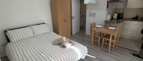 1 室のベッドルーム、アイロン / アイロン台、WiFi、ベッドシーツ