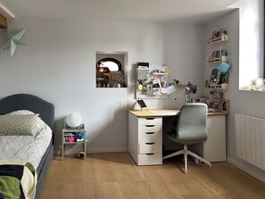3 bedrooms, iron/ironing board, travel cot, free WiFi
