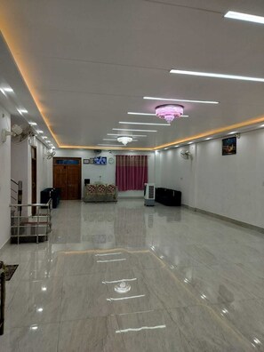 Deluxe Room | Lobby - Uma Ganga Paying Guest House (Varanasi)