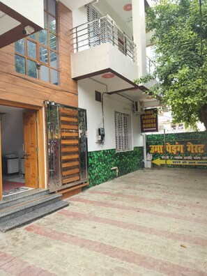 Exterior detail - Uma Ganga Paying Guest House (Varanasi)