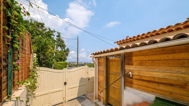 A wooden house with a tiled roof, a wooden gate, and a small grassy area. - Vacation home for 6 guests with private pool and garden. (Cagnes-sur-Mer)