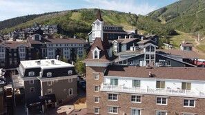 Un pueblo con una mezcla de edificios residenciales y comerciales, incluyendo una iglesia con campanario.