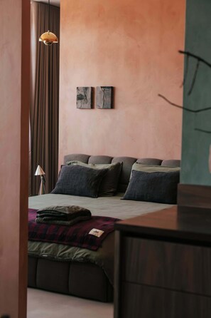 A bedroom with a bed, pillows, a blanket, and a lamp. - Stylish Boavista King Bed Studio - Casa da Musica (Porto)