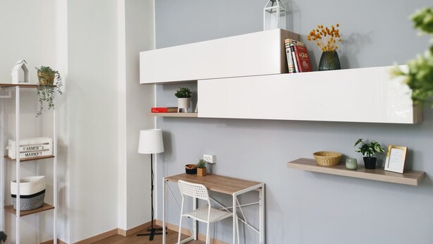 A modern room with white shelving units, a wooden desk, and a white chair. - Casa Milano | Metro in 2 steps | Direct to the Duomo & Linate (Milano)