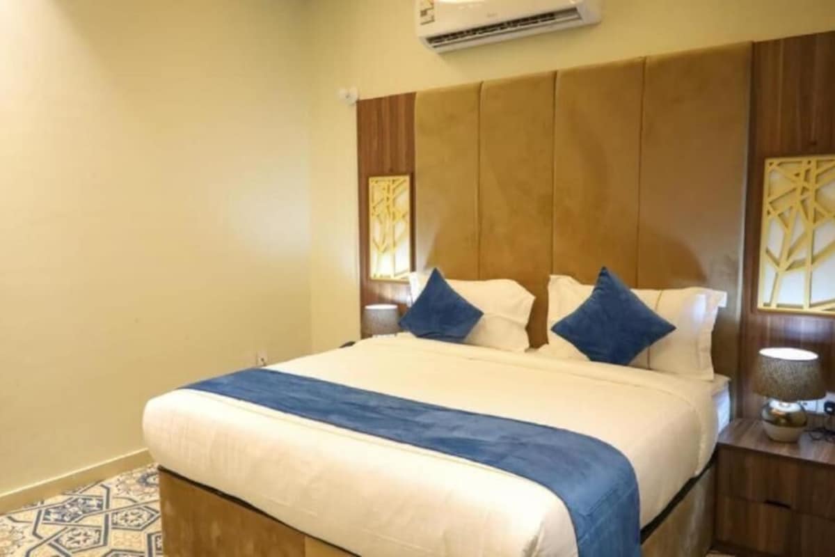 Comfort Suite, 1 King Bed | In-room safe, soundproofing, WiFi (free)