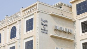 Um edifício com uma placa que diz 'Bayat Tower For Serviced Apartments'.