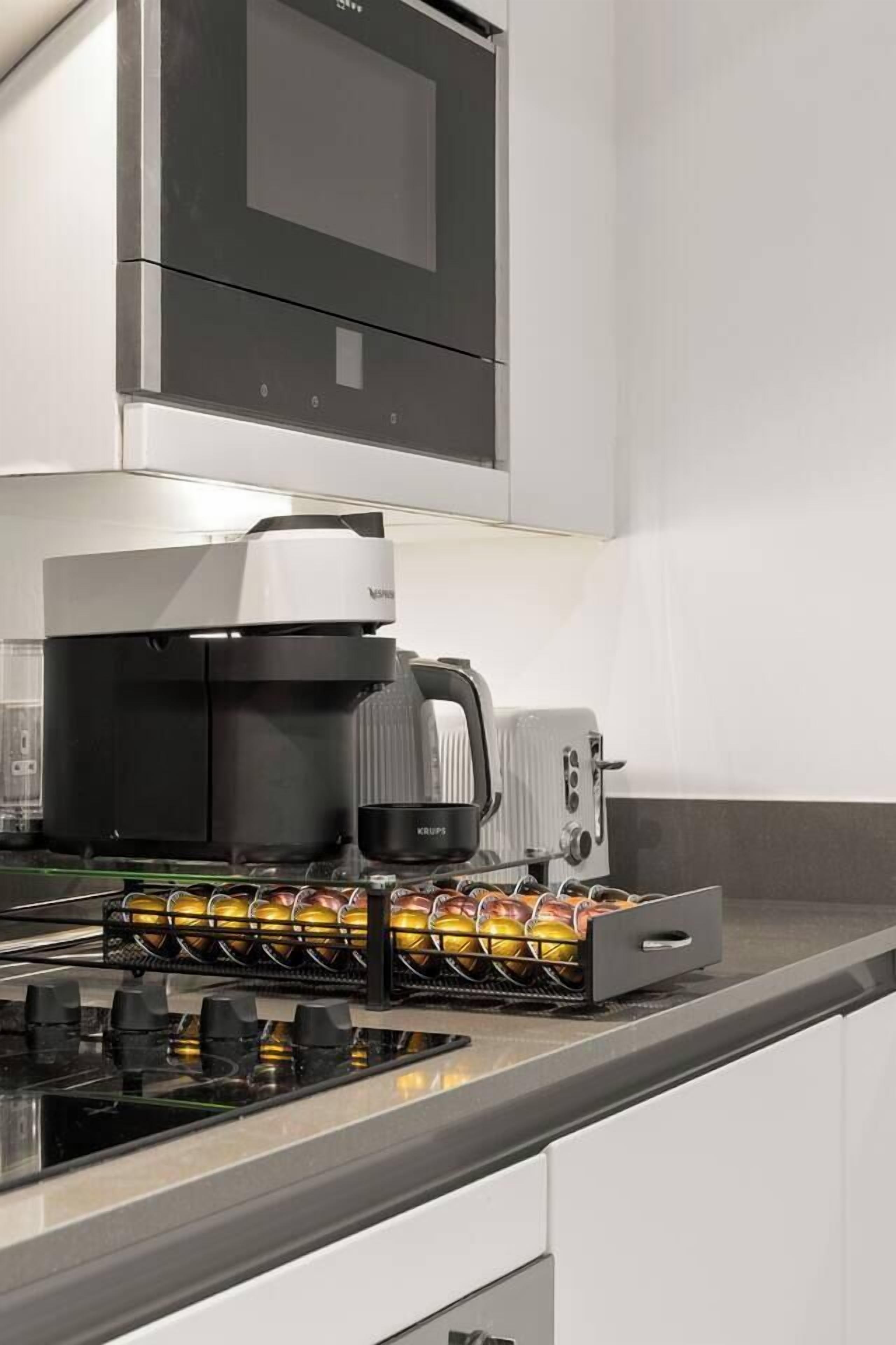 Coffee/tea maker, fridge, microwave, stovetop