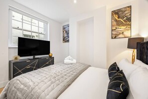 2 bedrooms, desk, iron/ironing board, travel cot - Gloucester place 2Bed Apartment (Greater London)