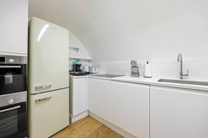 Coffee/tea maker, fridge, microwave, stovetop - Gloucester place 2Bed Apartment (Greater London)