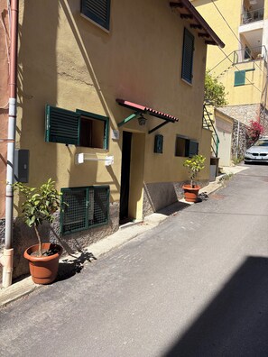 Exterior detail - Studio Apartment (17 square meters, room with a double sofa bed, kitchenette, bathroom) (Porto Ercole)