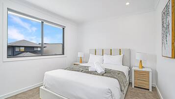 Desk, iron/ironing board, WiFi, bed sheets