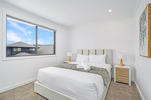 Desk, iron/ironing board, WiFi, bed sheets - Catherine Field Spacious Modern 4Br home (Catherine Field)