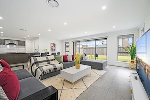 TV - Catherine Field Spacious Modern 4Br home (Catherine Field)