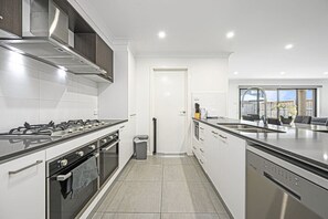 Private kitchen - Catherine Field Spacious Modern 4Br home (Catherine Field)