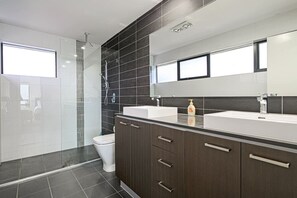 Hair dryer, towels - Catherine Field Spacious Modern 4Br home (Catherine Field)
