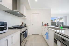 Private kitchen - Denham Court 4Br with Central AC & WiFi near Coles (Denham Court)