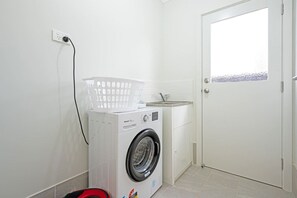 Interior - Denham Court 4Br with Central AC & WiFi near Coles (Denham Court)