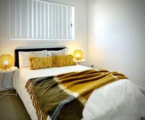 Tabla de planchar con plancha, wifi y ropa de cama 