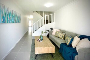 TV - Adorable Modern 4 Br House | WiFi & Parking (Edmondson Park)