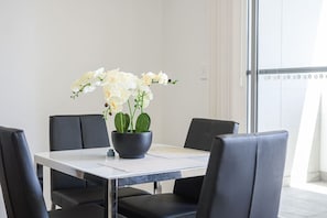 Dining - Liverpool Stunny Modern Apt |Wifi &Parking (Liverpool)