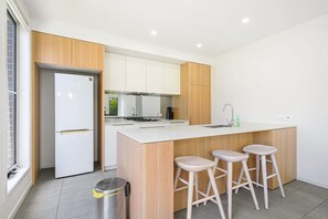 Private kitchen - Denham Court Adorable 4Br house with Wifi &Parking (Denham Court)