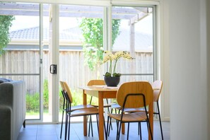 Dining - Denham Court Adorable 4Br house with Wifi &Parking (Denham Court)