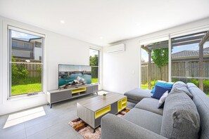 Living area - Denham Court Adorable 4Br house with Wifi &Parking (Denham Court)