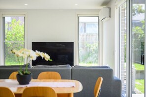 Interior - Denham Court Adorable 4Br house with Wifi &Parking (Denham Court)