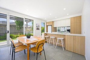 Dining - Denham Court Adorable 4Br house with Wifi &Parking (Denham Court)