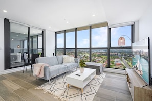 TV - Liverpool Brand new 2 Bedroom APT View & Parking (Liverpool)