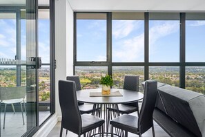 Dining - Liverpool Brand new 2 Bedroom APT View & Parking (Liverpool)