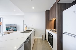 Fridge, microwave, oven, stovetop - Liverpool Brand new 2 Bedroom APT View & Parking (Liverpool)