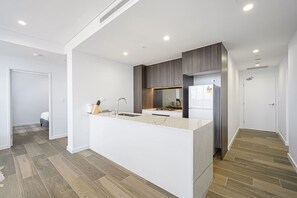 Fridge, microwave, oven, stovetop - Liverpool Brand new 2 Bedroom APT View & Parking (Liverpool)