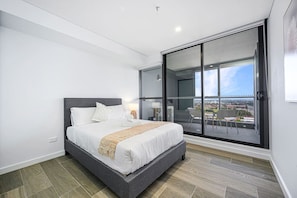 2 bedrooms, desk, iron/ironing board, WiFi - Liverpool Brand new 2 Bedroom APT View & Parking (Liverpool)