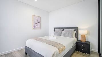 2 bedrooms, desk, iron/ironing board, WiFi