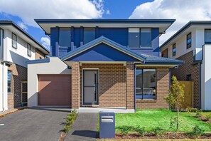 Exterior - Leppington 5Br house near Woolworths/ Tran station (Leppington)