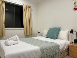 Iron/ironing board, WiFi, bed sheets - Gables/Box Hil/Maraylya 2Br granny flat near parks (Gables)