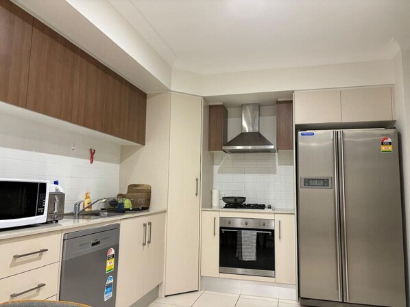 Fridge, microwave, stovetop, dishwasher