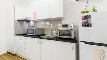 Fridge, microwave, oven, stovetop