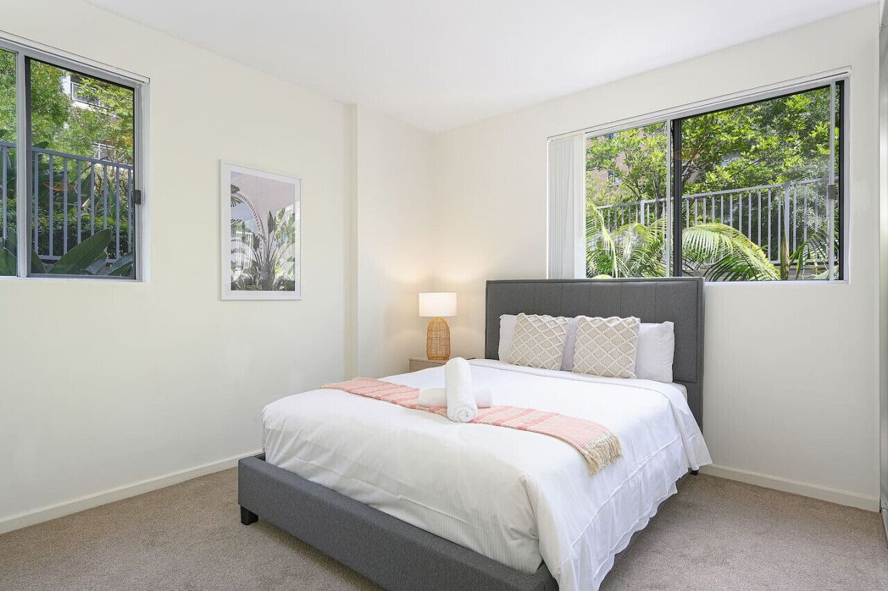 Desk, iron/ironing board, WiFi, bed sheets