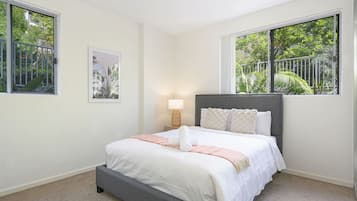 Desk, iron/ironing board, WiFi, bed sheets