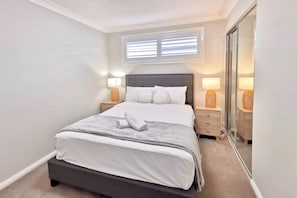4 Schlafzimmer, Schreibtisch, Bügeleisen/Bügelbrett, WLAN