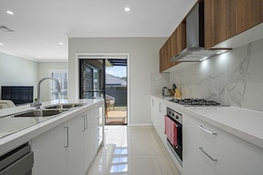 Fridge, microwave, oven, stovetop - Rousehill Sweet Spacious 4BR Quiet House (Rouse Hill)