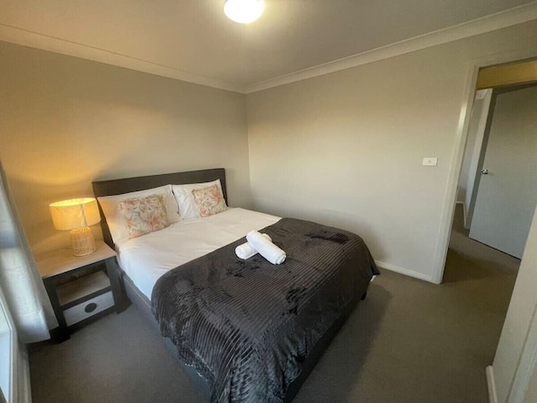 5 bedrooms, iron/ironing board, WiFi, bed sheets