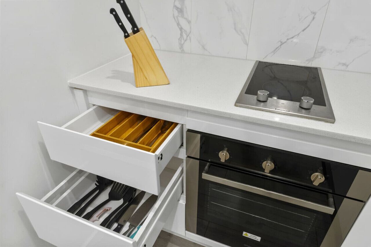 Kühlschrank, Mikrowelle, Ofen, Herdplatte
